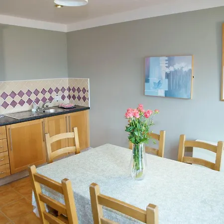 Courtyard - 3 Bed No 12 Tatil Evi Dingle