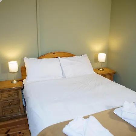 Courtyard - 3 Bed No 12 بيت للعطل دينغل